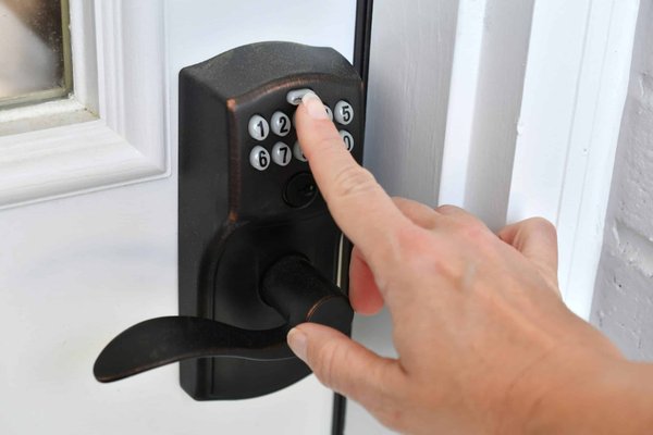 Pourquoi choisir un clavier à code pour sécuriser votre maison ?